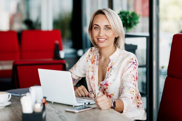 Retrato de uma jovem mulher de negócios trabalhando em um laptop. Freelancer, negócios, negócios online — Fotografia de Stock