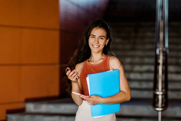 Retrato de una estudiante de ensayo en una carpeta, teléfono y gafas en sus manos, apresurándose a dar conferencias — Foto de Stock