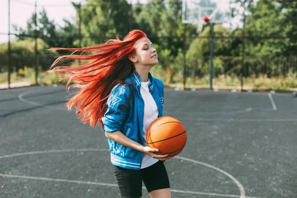 Seorang pemain basket muda berlatih di lapangan basket terbuka, seorang gadis remaja bermain basket. Bola basket, olahraga — Stok Foto