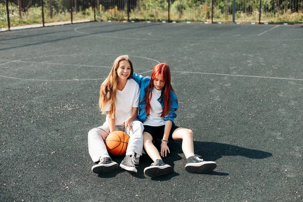 Beberapa gadis remaja di lapangan olahraga jalanan dengan gaya hidup basket santai setelah permainan dan berbicara. Konsep olahraga dan gaya hidup sehat — Stok Foto