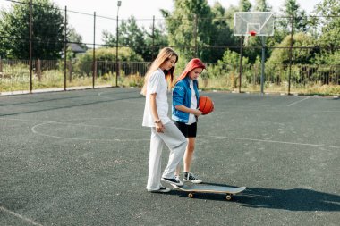 İki arkadaş kaymayı öğreniyor, kızlar birbirlerine yardım ediyor ve birbirlerine destek oluyorlar. Arkadaşlar, dostluk, yardım