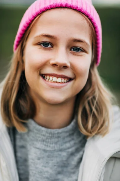 Portrét usmívající se stylové dospívající dívky v růžové módní čepici — Stock fotografie