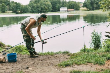 Genç bir balıkçı gölde ya da nehirde balık yakalar, olta ve yem hazırlar. Hobiler, hafta sonları, balıklar