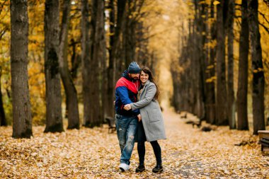 İki aşık sonbahar parkında bir ara sokakta yürürler ve birbirlerine sarılırlar. Sonbahar, aşk, romantik bir randevu.
