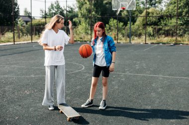 İki arkadaş kaymayı öğreniyor, kızlar birbirlerine yardım ediyor ve birbirlerine destek oluyorlar. Arkadaşlar, dostluk, yardım