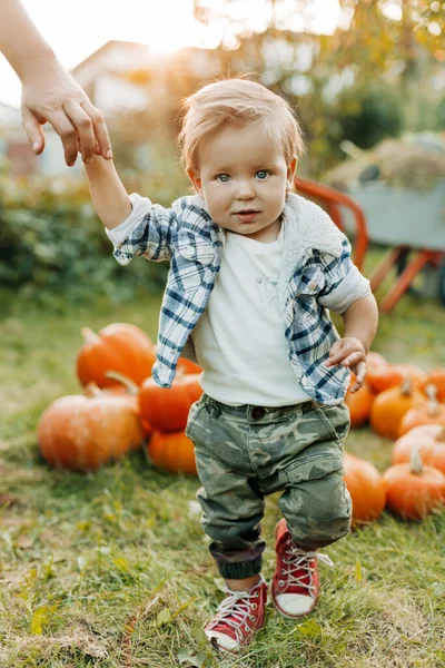 Un bambino felice si tiene per mano con sua madre durante la preparazione per la festa di Halloween. — Foto Stock