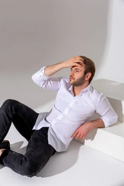 Hombre Con Una Camisa Blanca Jeans Oscuros Botas Negras Sienta Fotos de stock