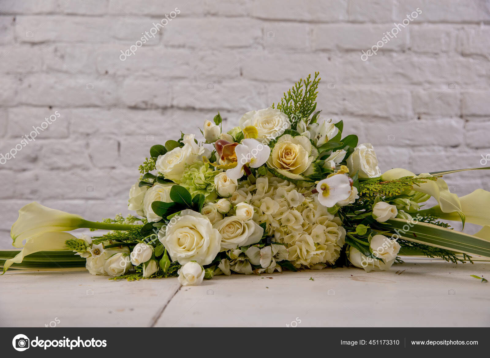 花匠为玫瑰愈伤组织康乃馨水仙花金银花金银花金银花杜鹃和杜鹃制作花束专业花店的工作辅导课程 图库照片 C Goodcat 花匠为玫瑰愈伤组织康乃馨水仙花金银花金银花金银花杜鹃和杜鹃制作花束专业花店的工作辅导课程 图库照片 C Goodcat