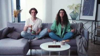 Genç çift akıl sağlığını önemsemeyi öğreniyor. Aile meditasyonu tibet kasesiyle dener, ayakta çan çalar. Mobil uygulamalı meditasyon.