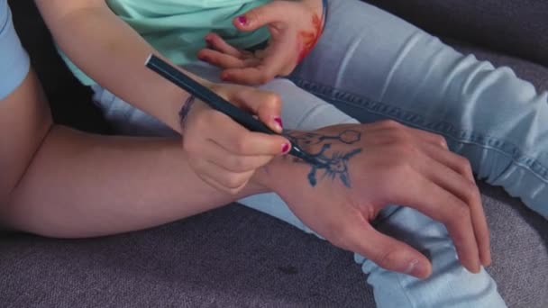 Kind en vader tekenen thuis handtekeningen. Gelukkig gezin, recreatieve achtervolging. — Stockvideo