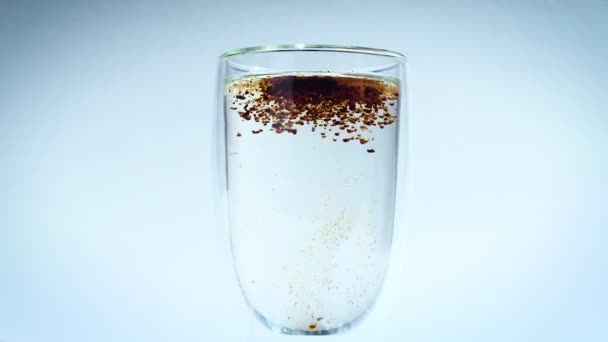 Hazır kahve bir bardak sıcak suya dökülüyor. Çift duvarlı cam. yavaş çekim — Stok video