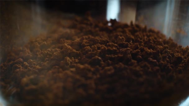 Warm water wordt gegoten over instant koffie. Een glas koffie, Slow Motion. Zwarte drank over het scherm — Stockvideo
