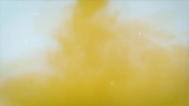 Kahveyi suya döküyorum. Soyut sıvı dolgu suyu. Yavaş çekim görüntüleri