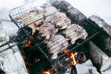 Kış ormanında barbekü