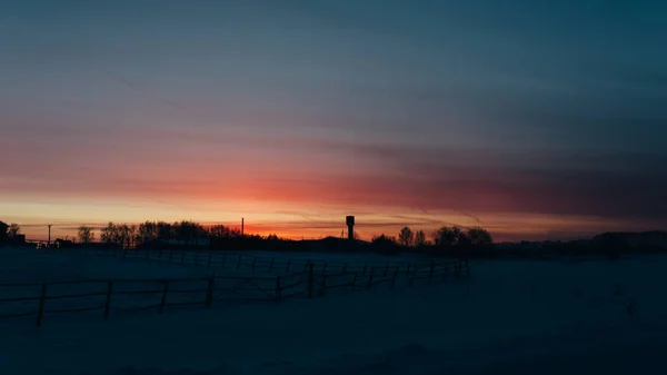 Köyde Kızıl Kış Günbatımı — Stok fotoğraf