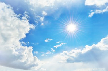 Bulutlu gökyüzü ve güneş ışınları ile
