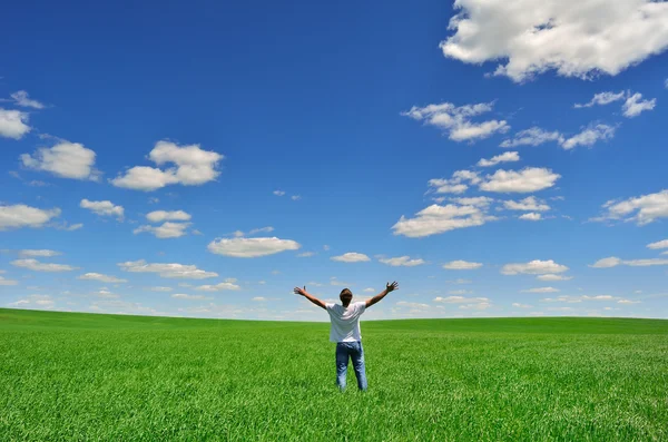 Homem no campo sob o céu bonito Fotografias De Stock Royalty-Free