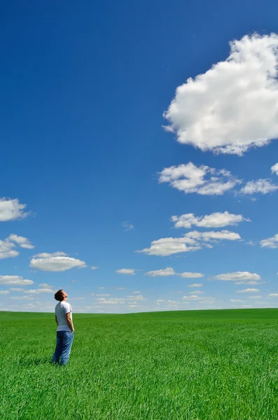 Jonge man kijkt naar de heldere hemel — Stockfoto