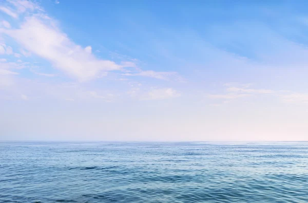 Mer bleu clair sous un beau ciel Images De Stock Libres De Droits