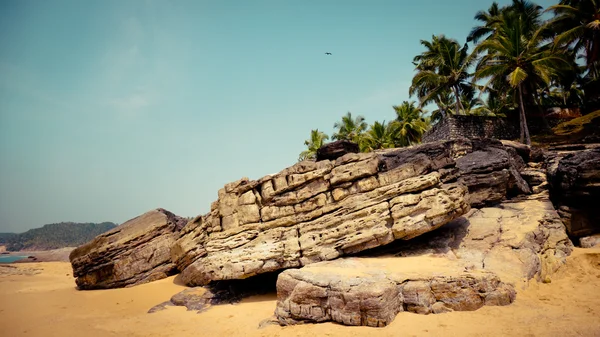 Piedras grandes en la costa tropical del océano Índico — Foto de Stock