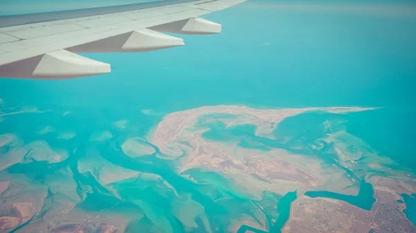 Blick aus dem Flugzeug ins Fenster — Stockfoto