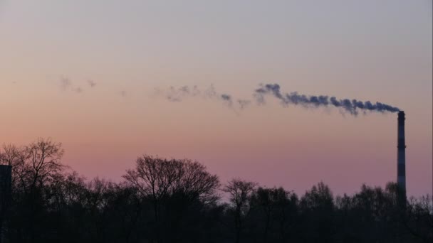 Hermosa salida del sol lapso de tiempo tubería de planta con humo y nubes en movimiento — Vídeos de Stock