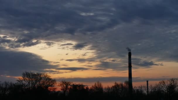 Krásný Sunrise čas zanikla rostlin potrubí s kouřem a pohybující se mraky časová prodleva — Stock video