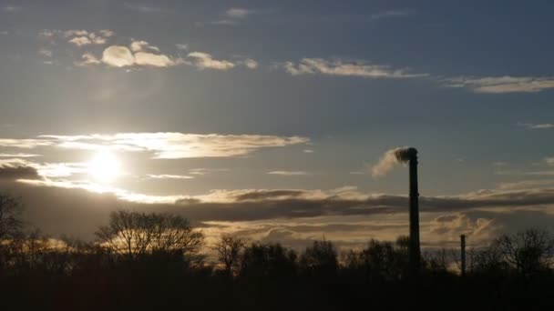 Hermosa salida del sol lapso de tiempo tubería de planta con humo y nubes en movimiento — Vídeo de stock