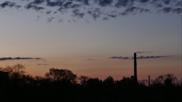 Время восхода солнца: небо и движущиеся облака — стоковое видео