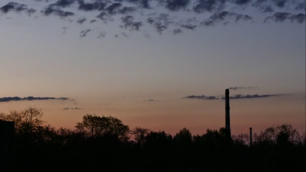 Schöner Zeitraffer-Himmel bei Sonnenaufgang und bewegte Wolken — Stockvideo