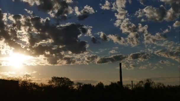 Bewolkte Sunrise Time Lapse hemel en bewegende wolken — Stockvideo