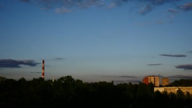 Günbatımı zaman atlamalı gökyüzü ve hareketli bulutlar 