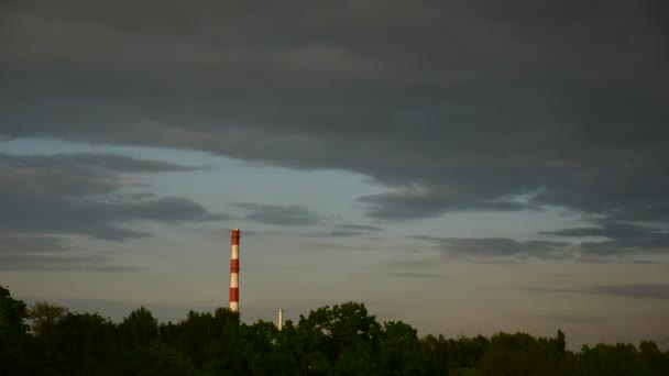 Ηλιοβασίλεμα ώρα λήξη ουρανό και κινούμενα σύννεφα σταθμού σωλήνα με καπνό Λετονία 4k — Αρχείο Βίντεο