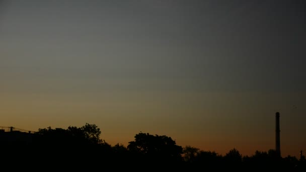 Время восхода солнца Lapse Sky и движущиеся облака Труба электростанции с дымом Латвия 4K — стоковое видео