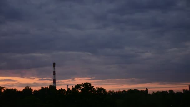 Gündoğumu zaman atlamalı gökyüzü ve hareketli bulutlar santral boru duman Letonya 4k ile — Stok video