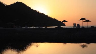 Yoga siluet sahil gündoğumu yukarıda deniz zaman atlamalı 4k