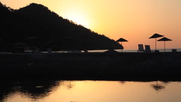 Silhueta de ioga na costa nascer do sol acima do mar Time Lapse 4K — Vídeo de Stock