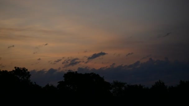 Sunrise Time Lapse Cielo y nubes móviles Tubo de la central eléctrica con humo Letonia 4K — Vídeos de Stock