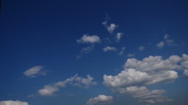 Sunrise Time Lapse Cielo y nubes móviles Tubo de la central eléctrica con humo Letonia 4K — Vídeos de Stock