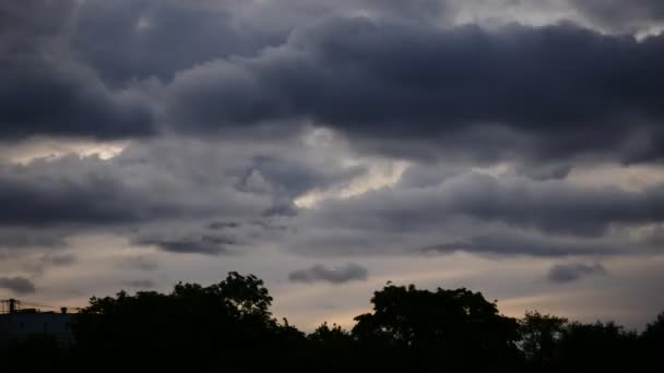 Napkelte idő eltelt Sky és a mozgó felhők erőmű cső, füst Lettország 4k — Stock videók