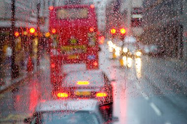 Londra kırmızı otobüs pencere yağmur specked yağmur görünümüne