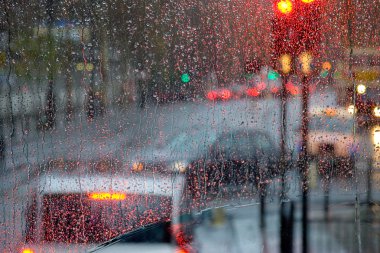 Londra kırmızı otobüs pencere yağmur specked yağmur görünümüne