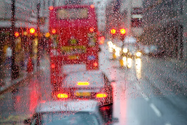 伦敦雨视图到红色巴士多雨斑点窗口 — 图库照片