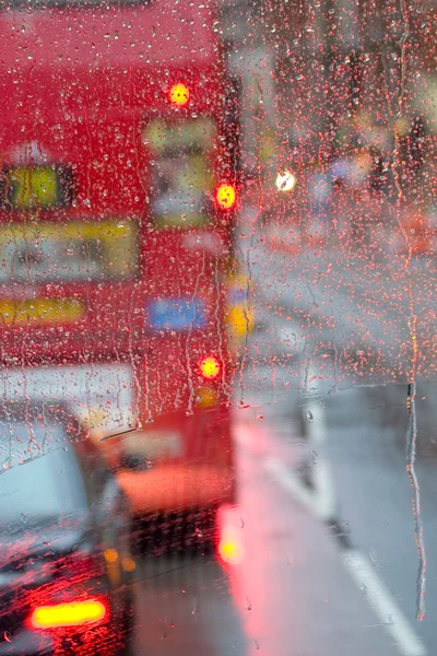 Londyn deszcz widoku do okna specked deszcz czerwony autobus — Zdjęcie stockowe