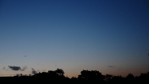 Sunrise Time Lapse Cielo y nubes móviles Tubo de la central eléctrica con humo Letonia 4K — Vídeos de Stock