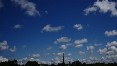 cennet zaman atlamalı gökyüzü ve hareketli bulutlar santral boru duman Letonya 4k ile