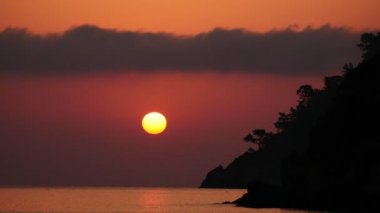Sunrise siluet deniz zaman atlamalı yukarıda