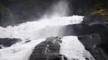 Yaz aylarında nehir dağ, şelale