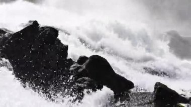 Yaz aylarında nehir dağ, şelale