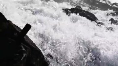 Yaz aylarında nehir dağ, şelale